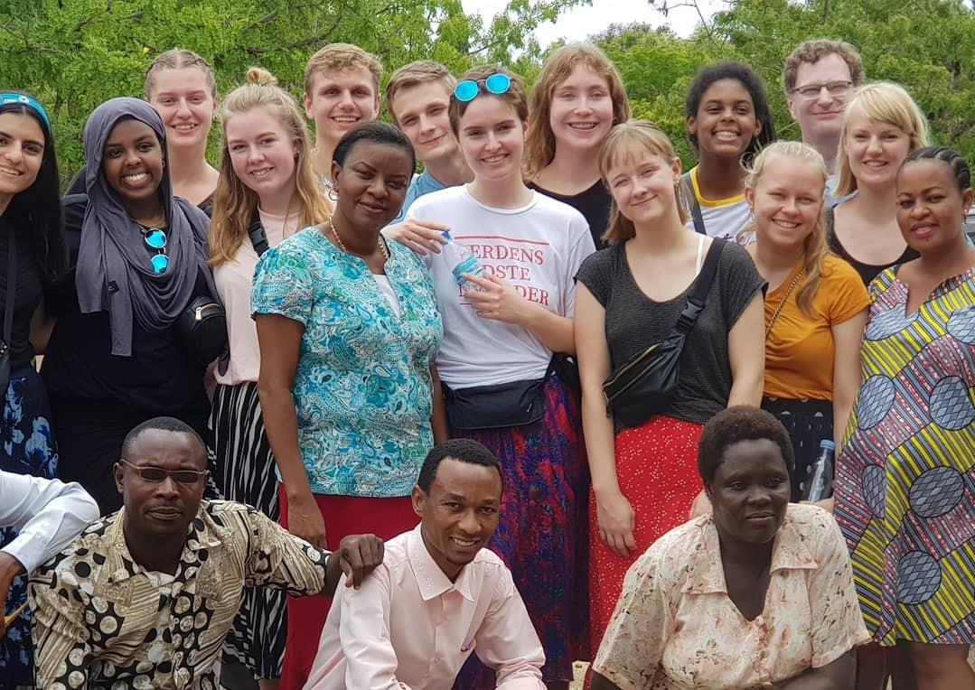 IBG elever og lærere med deres værter i Tanzania