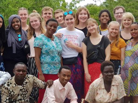 IBG elever og lærere med deres værter i Tanzania